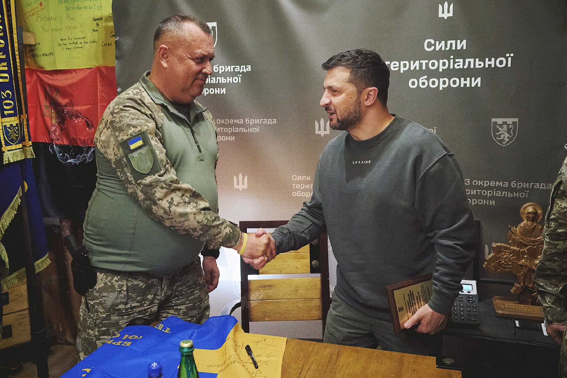 Командир 103-ї бригади Сил ТрО подарував Володимиру Зеленському бойовий шеврон