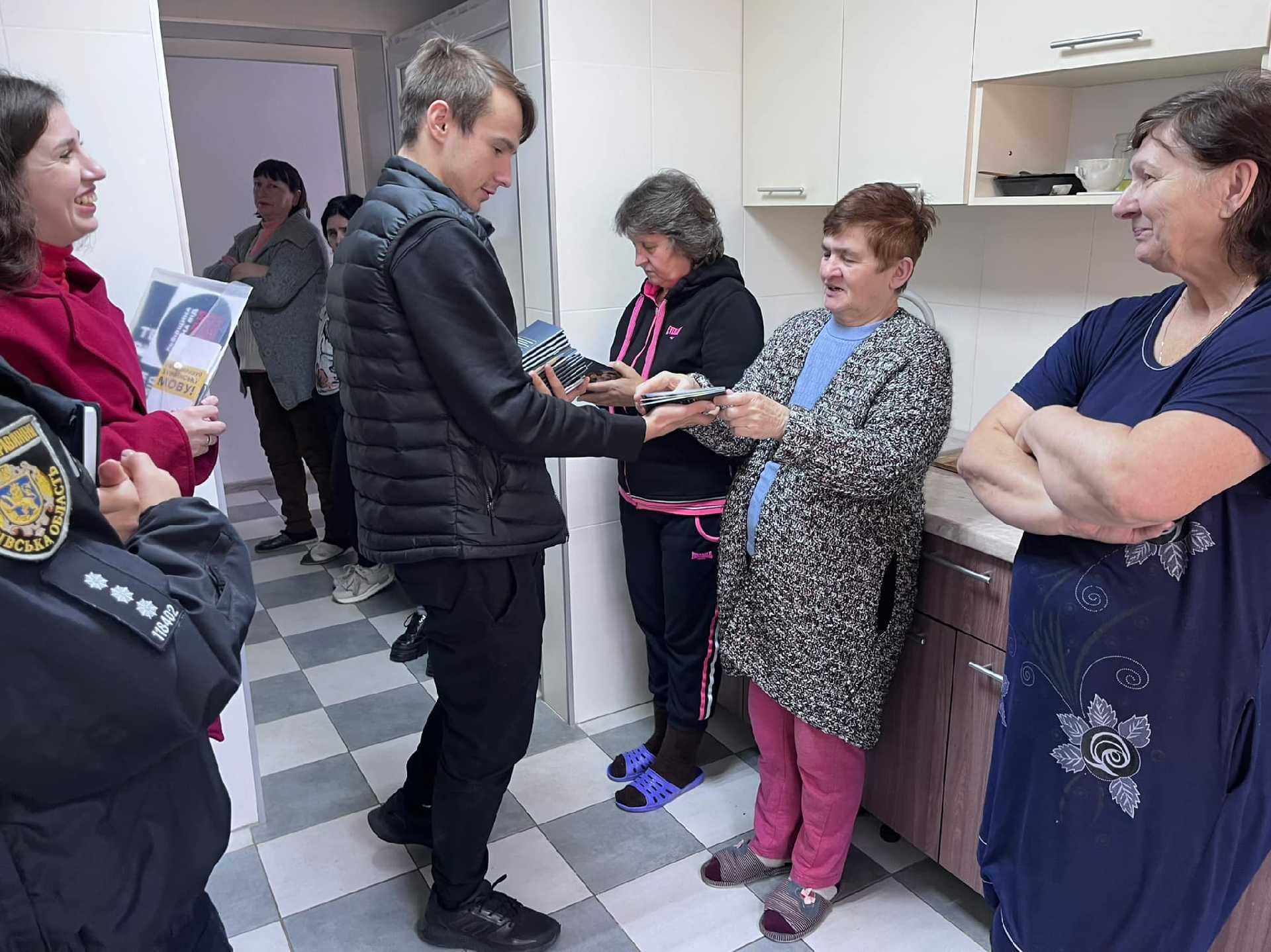 Українською здолаємо: На Червоноградщині провели розʼяснювальну роботу у закладах розміщення ВПО щодо мораторію на російськомовний культурний продукт