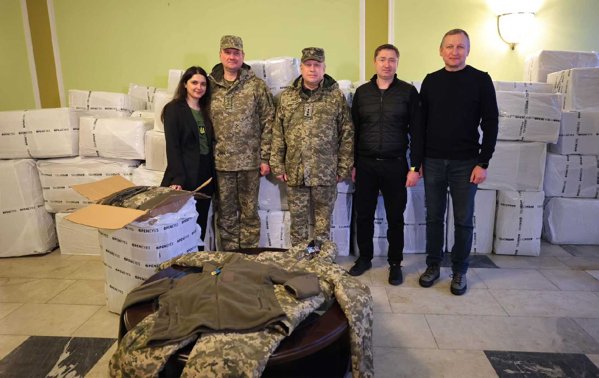 Благодійний фонд компанії SoftServe «Відкриті очі» передав військовослужбовцям 600 комплектів зимової форми. Це куртки, фліски та штани
