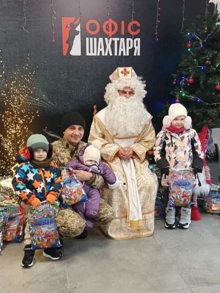 Святий Миколай обдарував понад 300 дітей воїнів-шахтарів в Офісі шахтаря
