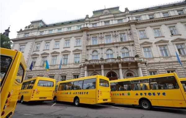 Сьогодні дві громади Червоноградщини отримали чергові «Школярики»