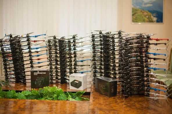 50 FPV дронів-камікадзе та 2 квадрокоптери DJI Mavic 3 на понад 1,5 млн грн передали на передову