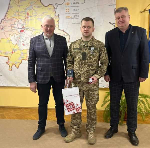 Захисник зі Сокальщини Володимир Пограничний нагороджений почесним нагрудним знаком «Срібний хрест» від Головнокомандувача ЗСУ Валерія Залужного