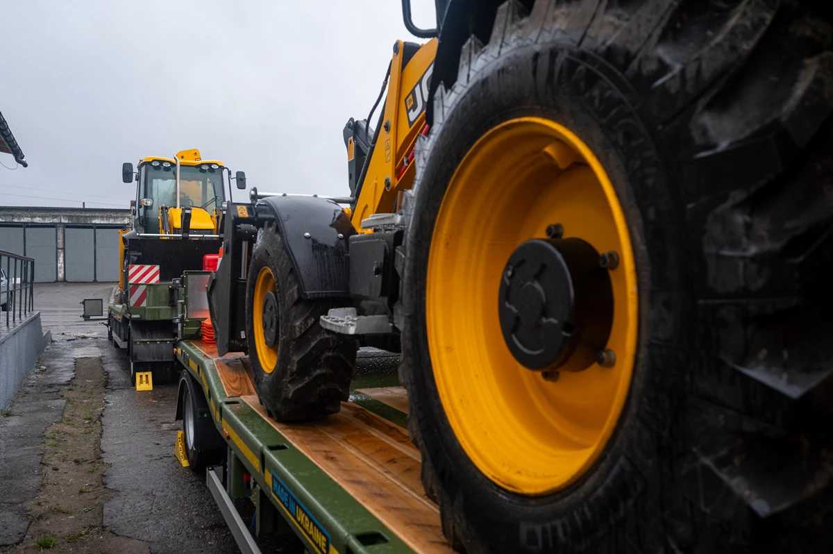 Львівська ОВА передала на потреби 45-тої окремої артилерійської бригади трали та екскаватори