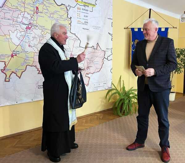 В адміністрацію завітав отець з Йорданською водою