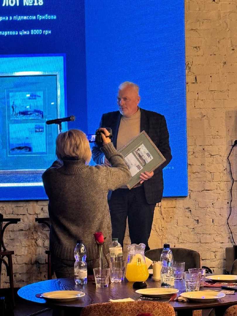 Днями в Червонограді пройшов благодійний аукціон де виручили понад 900 тисяч гривень