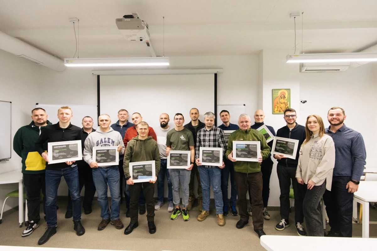 Понад 20 ветеранів та військовослужбовців завершили піврічне ІT-навчання в УКУ