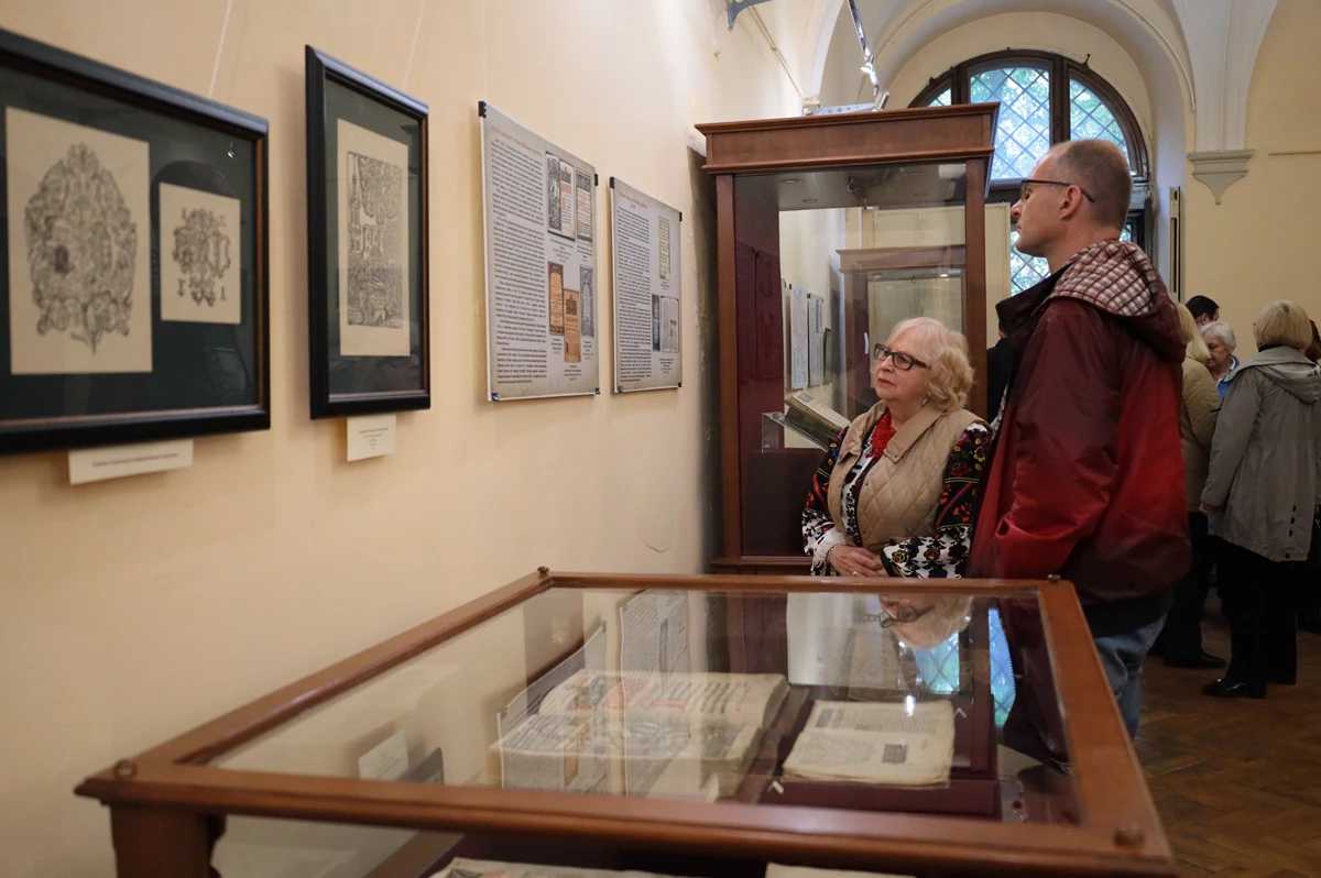 Воїни, котрі втратили зір на війні, здійснили «мандрівку» локаціями Львівського історичного музею за допомогою тактильних зображень