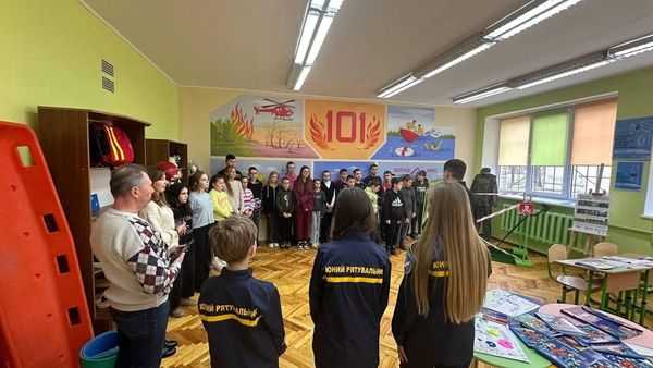 Рух юних рятувальників-пожежних: рятувальники Червоноградщини продовжують проводити уроки в класах безпеки