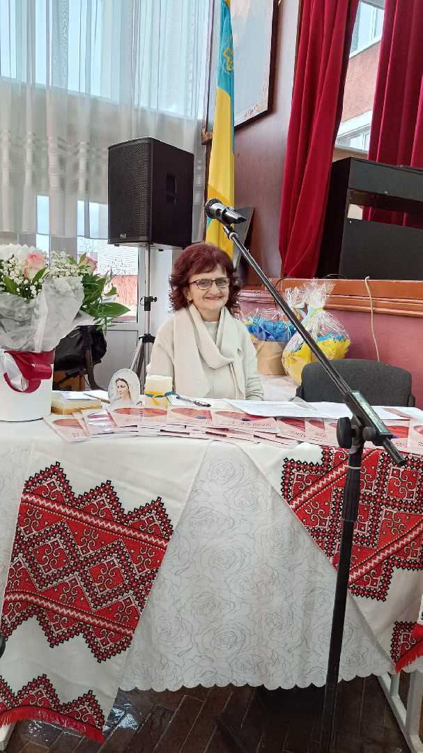 Не хлібом єдиним живе людина… У Великомостівському ліцеї відбувся благодійний творчий вечір поетеси Черкасової Марії