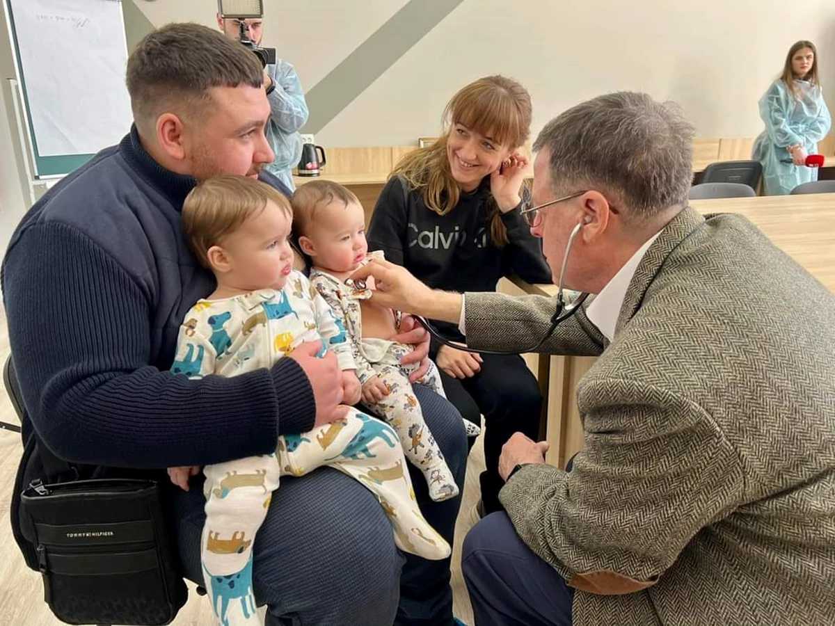 Американський експерт з дитячої пульмонології та інтенсивної терапії з консультує дітей в «ОХМАТДИТі»