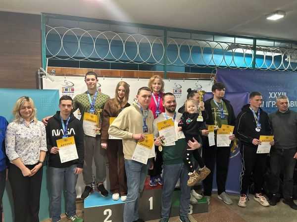 Червоноградські плавці та плавчиня повернулися додому з перемогою