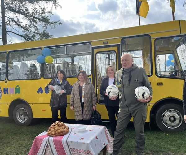 Школа в Угнові отримала новенький шкільний автобус