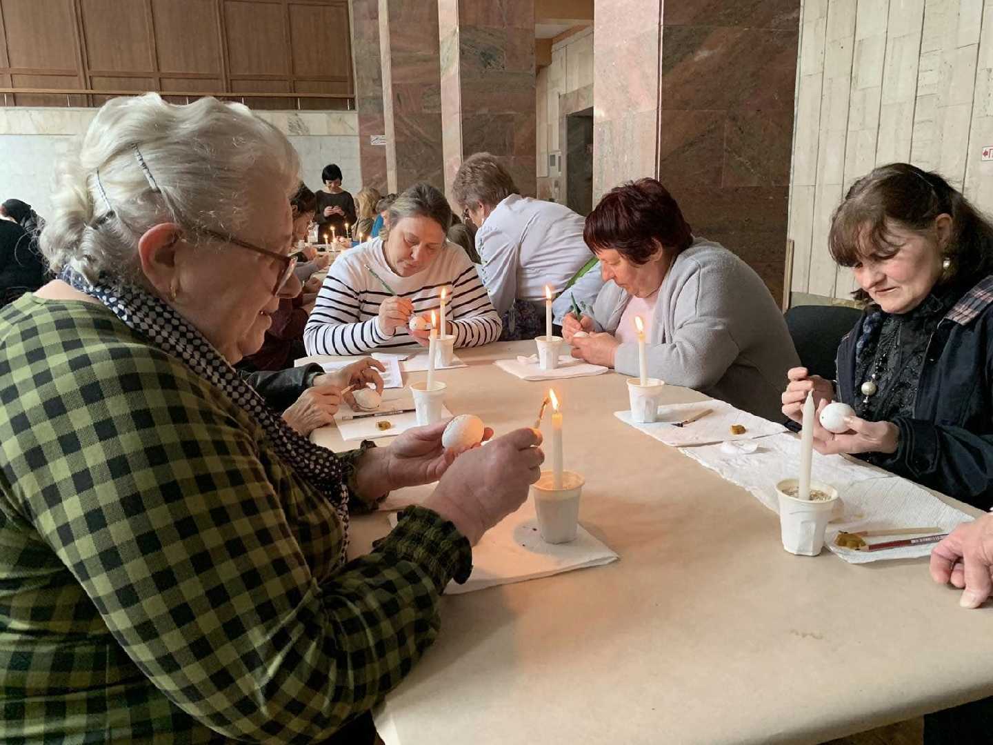 Мистецтво, яке лікує: для матерів військовослужбовців провели арт-терапевтичне заняття