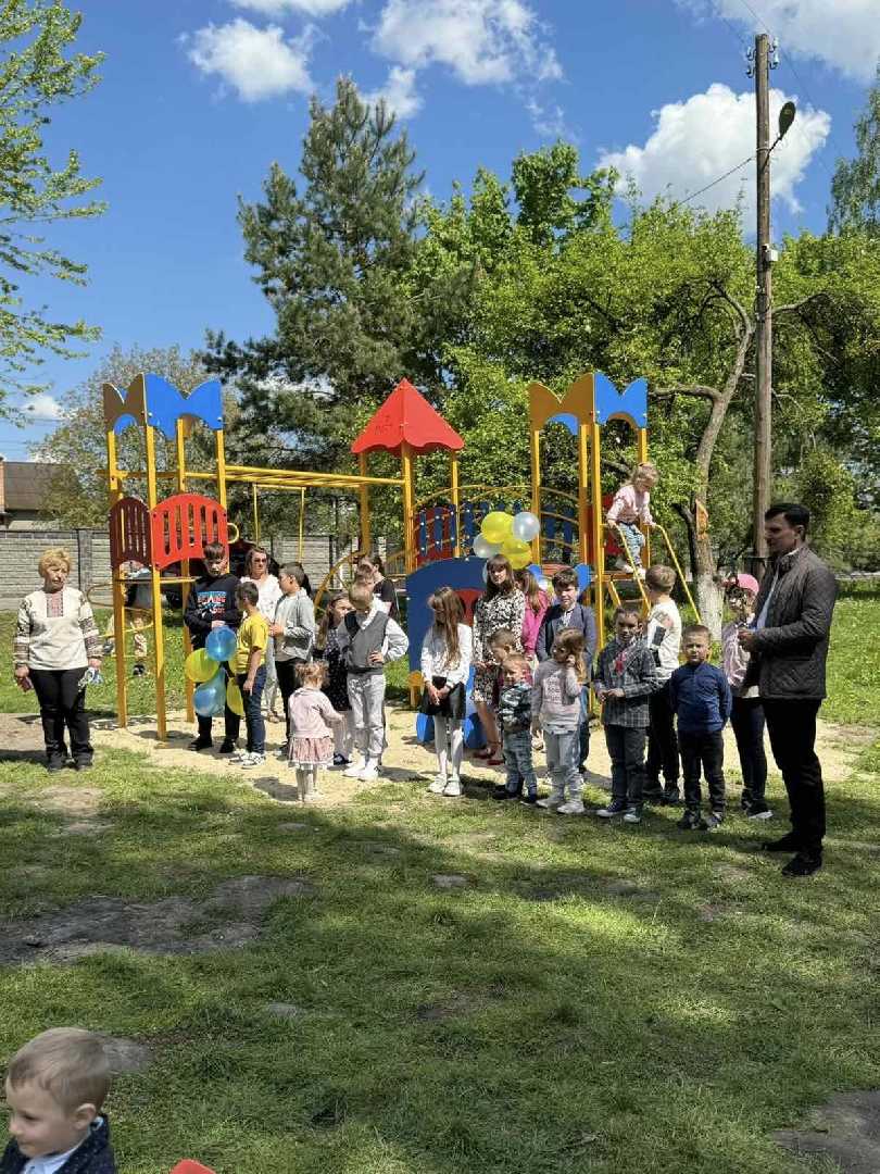 У селі Забужжя Сокальської громади встановили дитячий майданчик «Лелеченя» в пам’ять про загиблого Героя Олександра Сьотки
