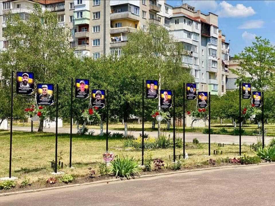 На подвір'ї Червоноградської гімназії №3 відкрили та освятили Алею пам’яті загиблих Героїв