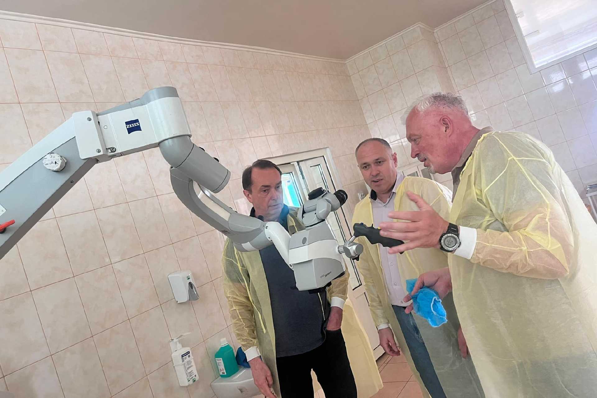 Червоноградська міська лікарня отримала інтраопераційний мікроскоп із двома оглядовими лінзами