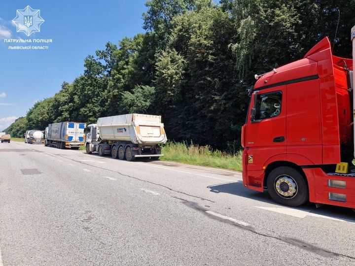 На Львівщині триває тепловий режим: рух великогабаритного транспорту обмежений