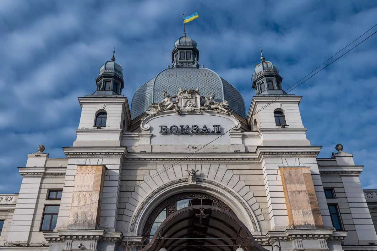 Куди звертатися, якщо забули речі на вокзалі чи у поїзді: роз’яснення департаменту дорожнього господарства