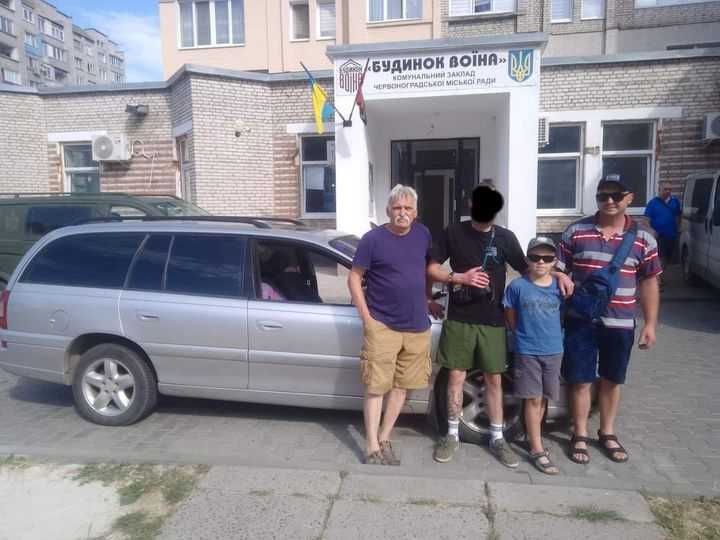 У Червонограді сім'я Солодких безкоштовно передала автомобіль для потреб військових