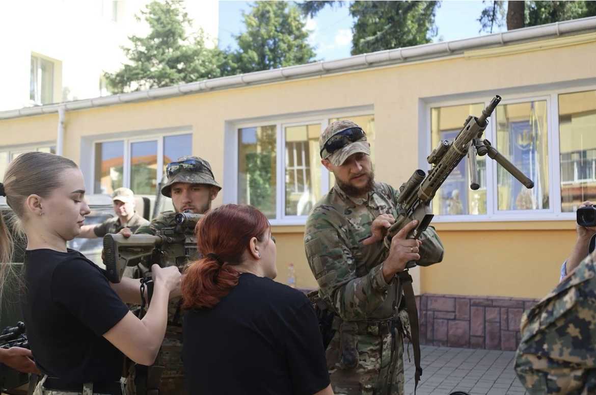 «Молодь вчиться перемагати»: на Львівщині молодь навчається керувати дронами, надавати домедичну допомогу та поводитись зі зброєю
