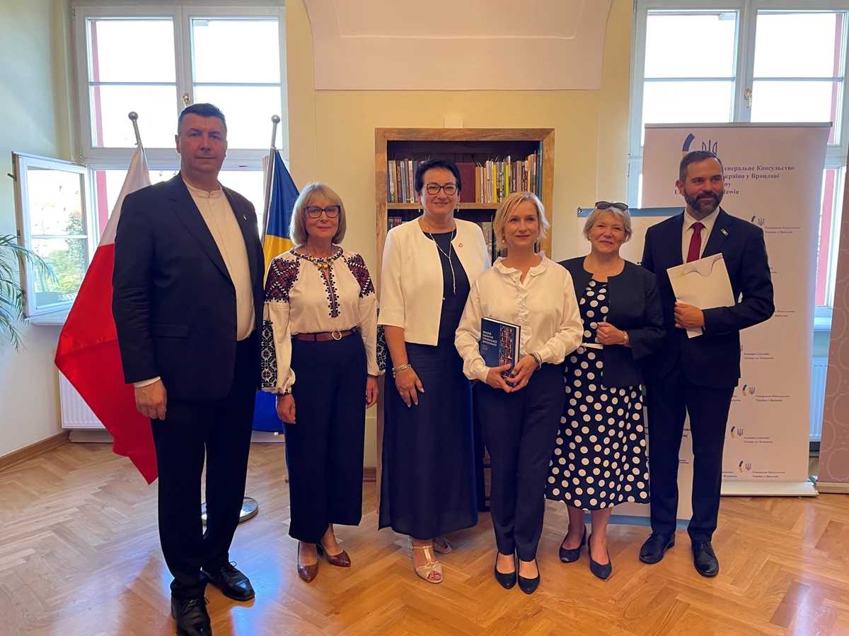 Збираємо українські книги для переселенців – ініціатива «Українські книжкові полички» у Польщі⠀