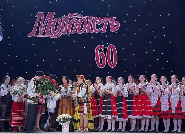 38 380 гривень і 5 долларів для захисників зібрали під час концерту присвяченому 60-річчю Народному ансамблю танцю «Молодість»