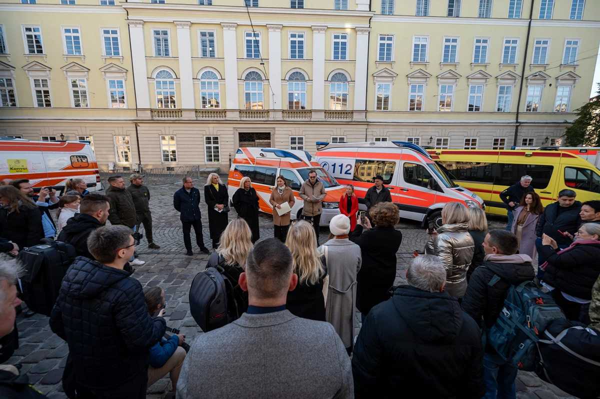 В межах проєкту «Культурний конвой» німецькі волонтери передали 10 карет швидкої допомоги