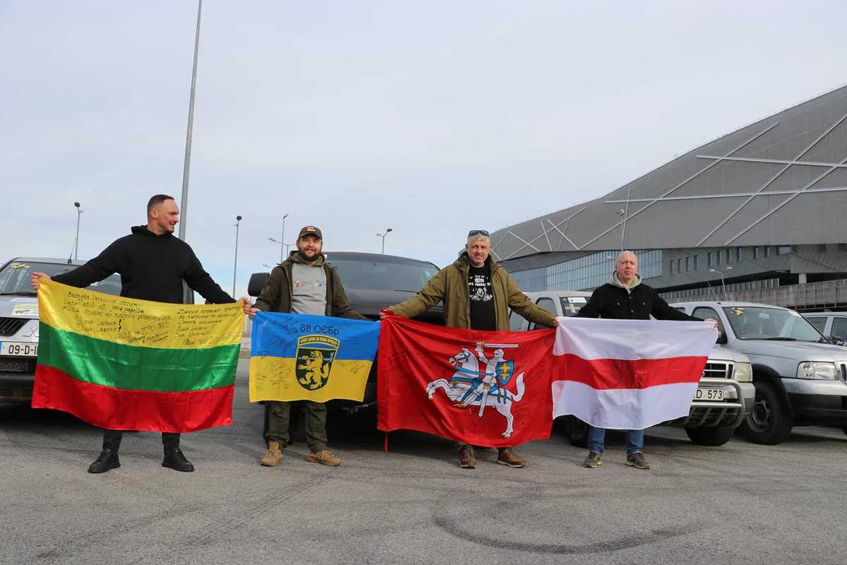 Пів сотні машин для фронту: військові отримають чергове підсилення від литовського волонтера