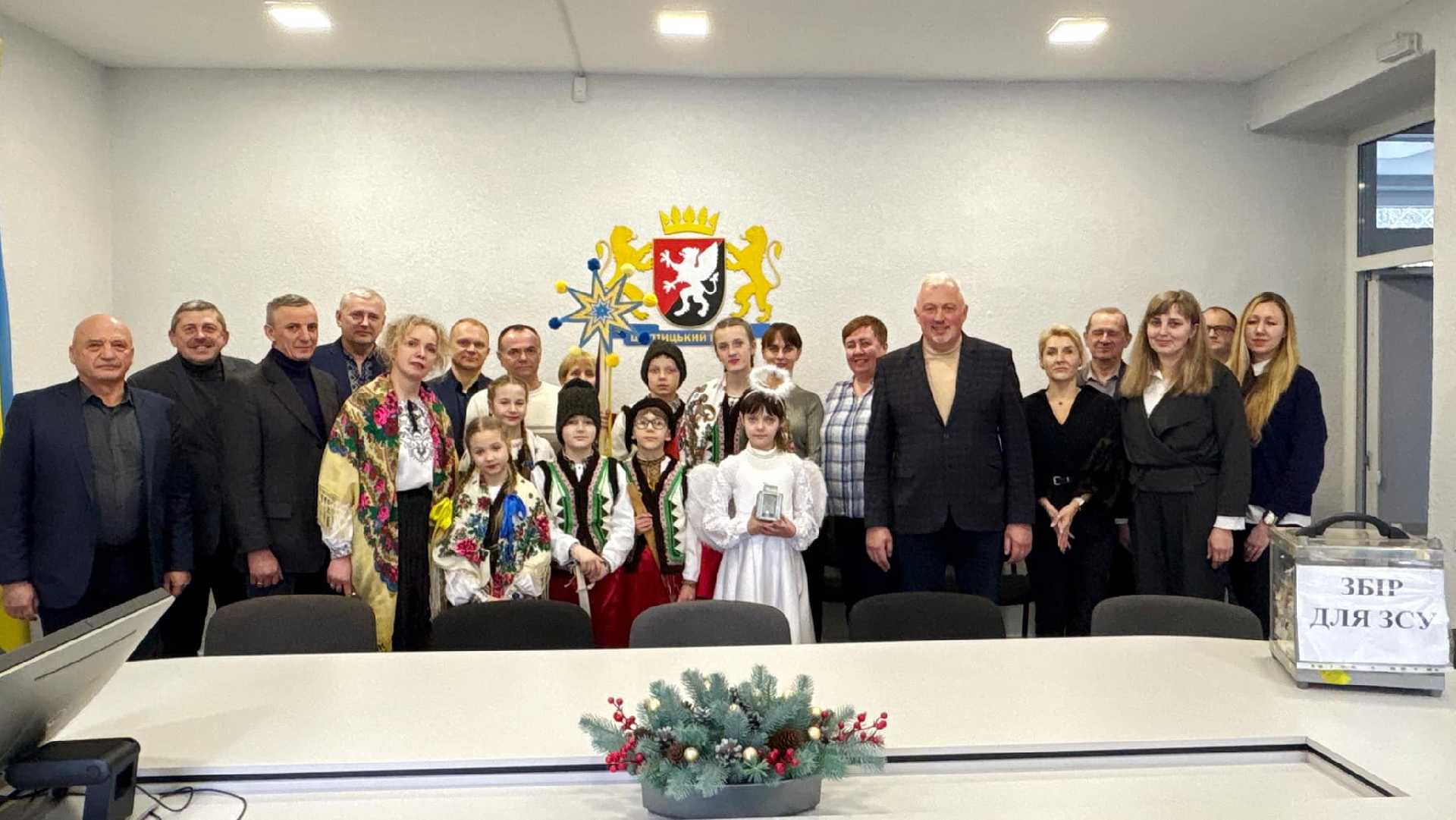 Маленькі колядники збирають кошти для Воїнів