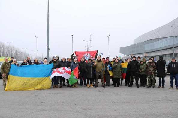 Литовські волонтери доправили на Львівщину ще понад 30 автомобілів для ЗСУ