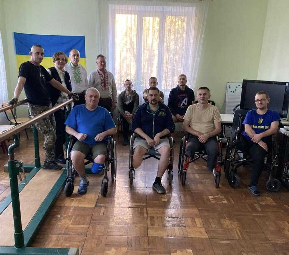 Для наших воїнів, які перебувають на реабілітації в Соснівській міській лікарні, провели захід «Реабілітація мистецтвом» 