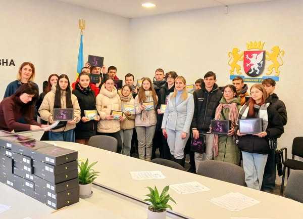 112 дітей з-поміж ВПО отримали планшети від американської благодійної організації