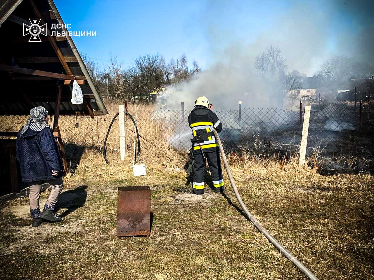 Погожі дні рятувальники проводять у боротьбі з вогнем