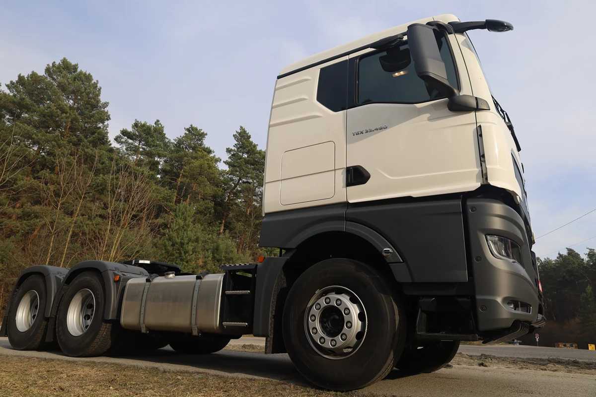 Бійці королівської бригади отримали на фронт тягач, який підсилить логістичні можливості воїнів