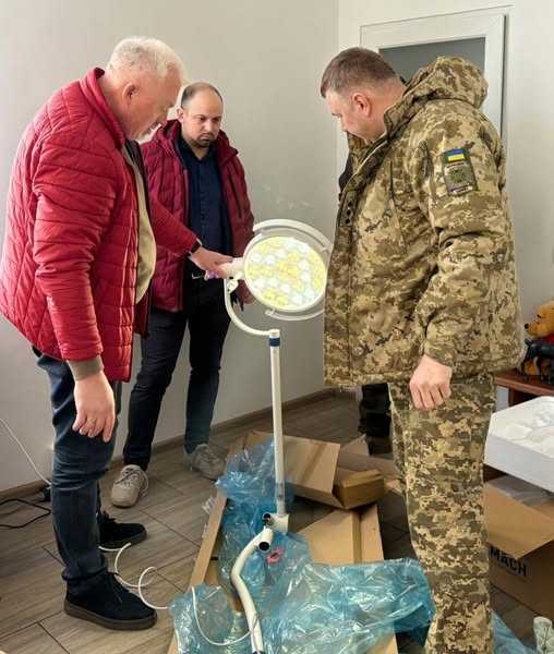 Начальник Шептицької РВА Андрій Дяченко для медичних потреб на фронті передав операційну лампу