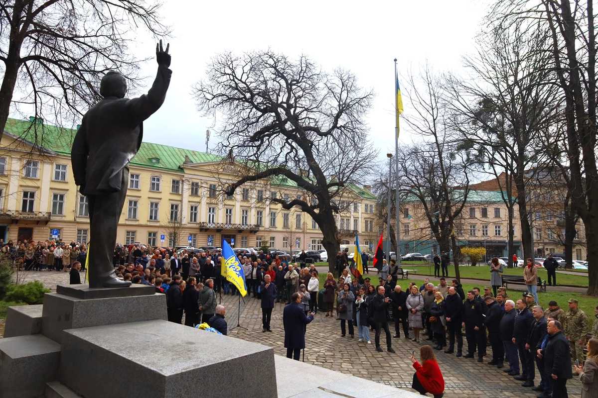 «Ми, українці, були, є і завжди будемо вільними»: як на Львівщині вшанували пам’ять В’ячеслава Чорновола