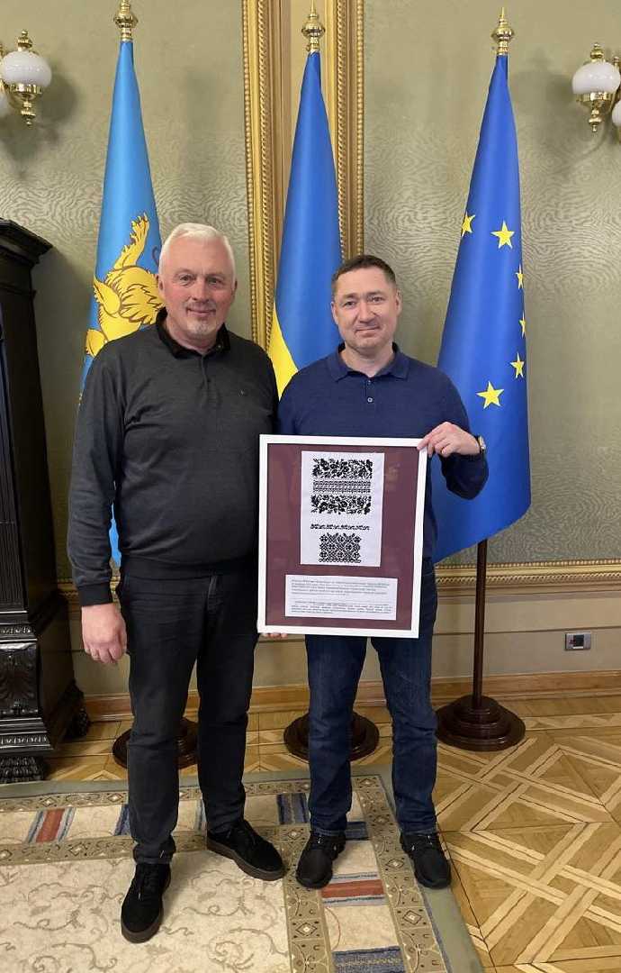 Фрагмент автентичної сокальської сорочки, оздоблений традиційною вишивкою у стінах Львівської ОВА