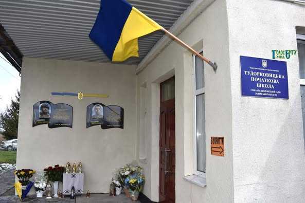 На фасаді школи в Сокальській громаді відкрили дві пам’ятні дошки полеглим Героям