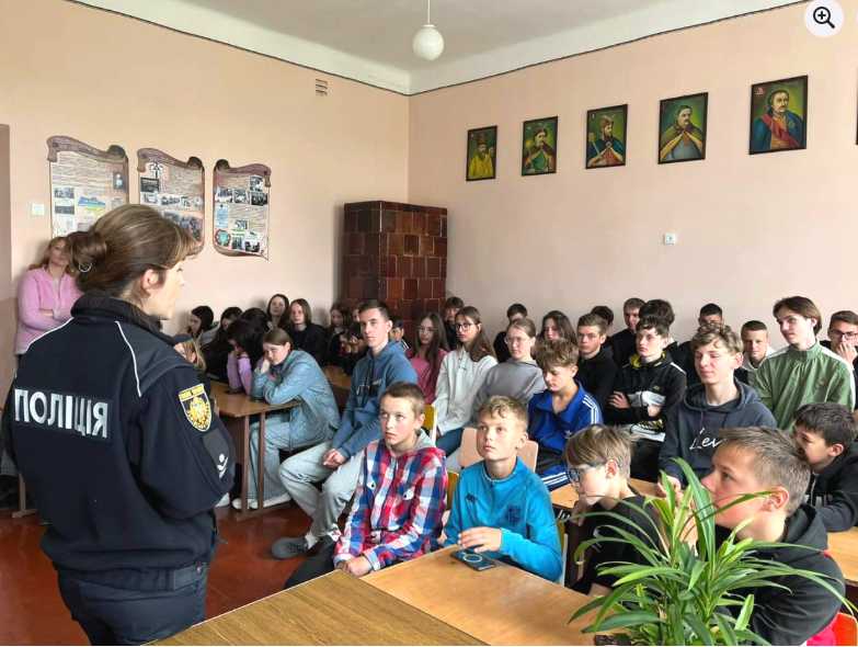 В навчальних закладах Белзької громади працівники поліції та служби у справах дітей проводять профілактичні заходи про адміністративну та кримінальну відповідальності