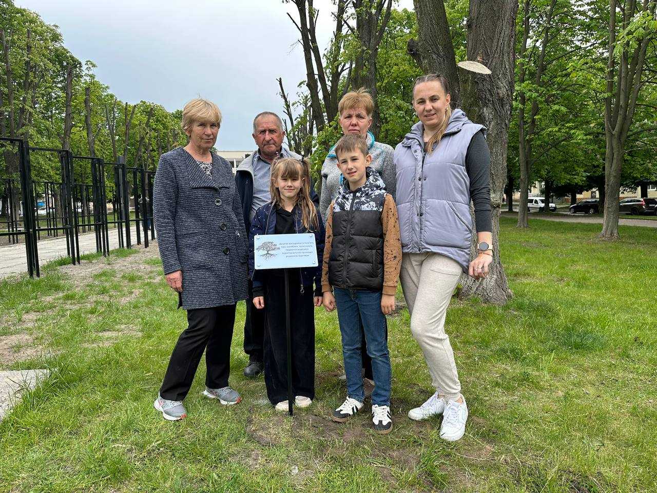 Вшанування памʼяті Героя Тараса Бартмана: у місті Шептицький висаджено 18 дерев на майбутній Алеї Героїв