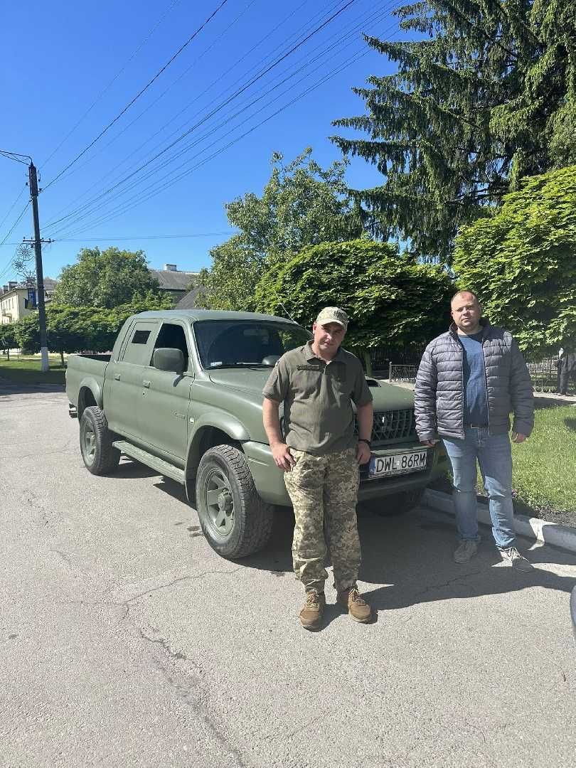 Добротвірська громада передала автомобіль для захисників на передову