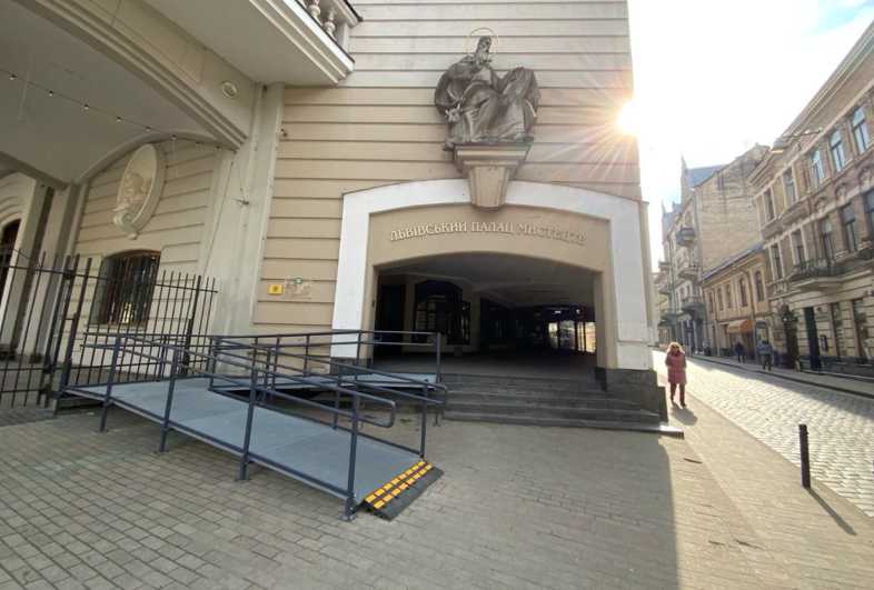 У Львівському палаці мистецтв стартує колективна виставка «ОАЗА?»