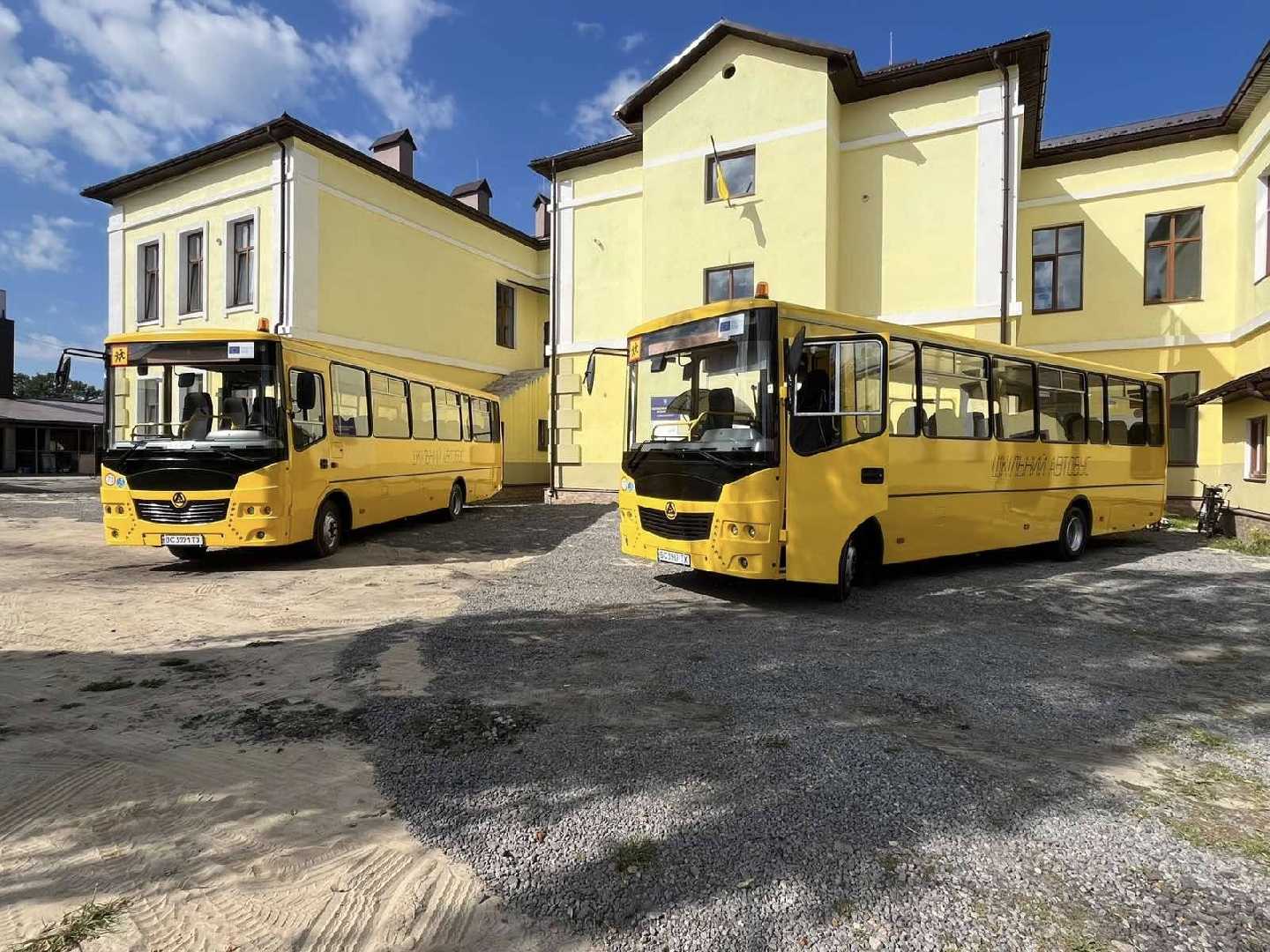 У Великомостівській громаді шкільні заклади отримали нові автобуси