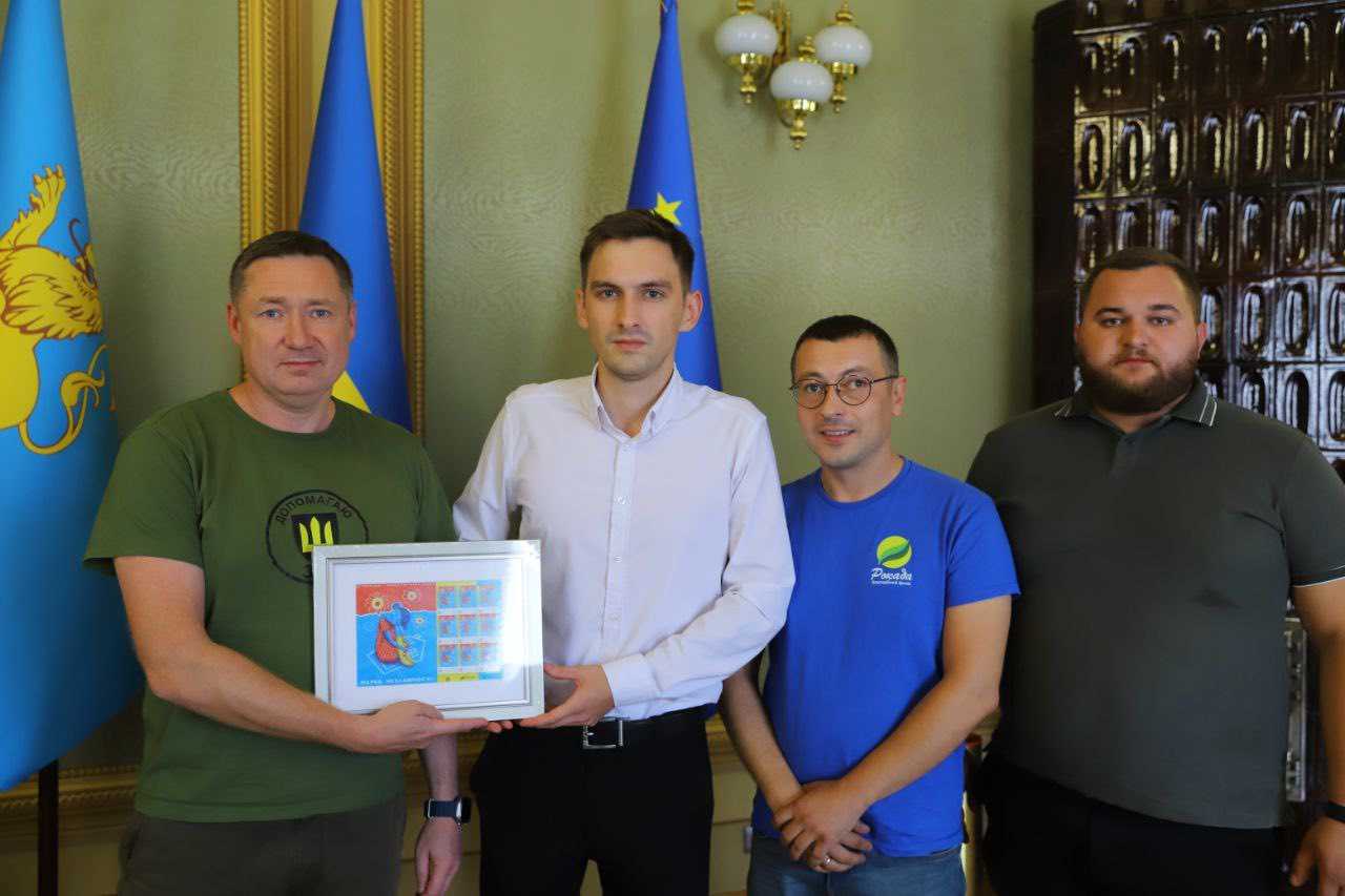 «Марка незламності. Там, де росте дім»: очільнику області вручили символічну поштову марку на підтримку українських біженців