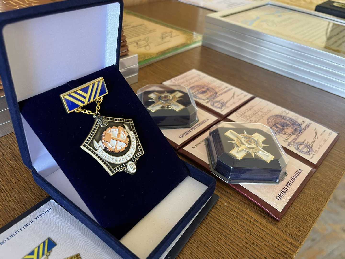 Гірничорятувальники Львівсько-Волинського загону отримали відзнаки до Дня рятівника
