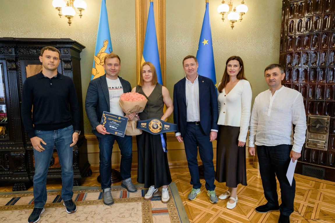 Максим Козицький відзначив чемпіонку світу з вільної боротьби Аллу Белінську та її тренера