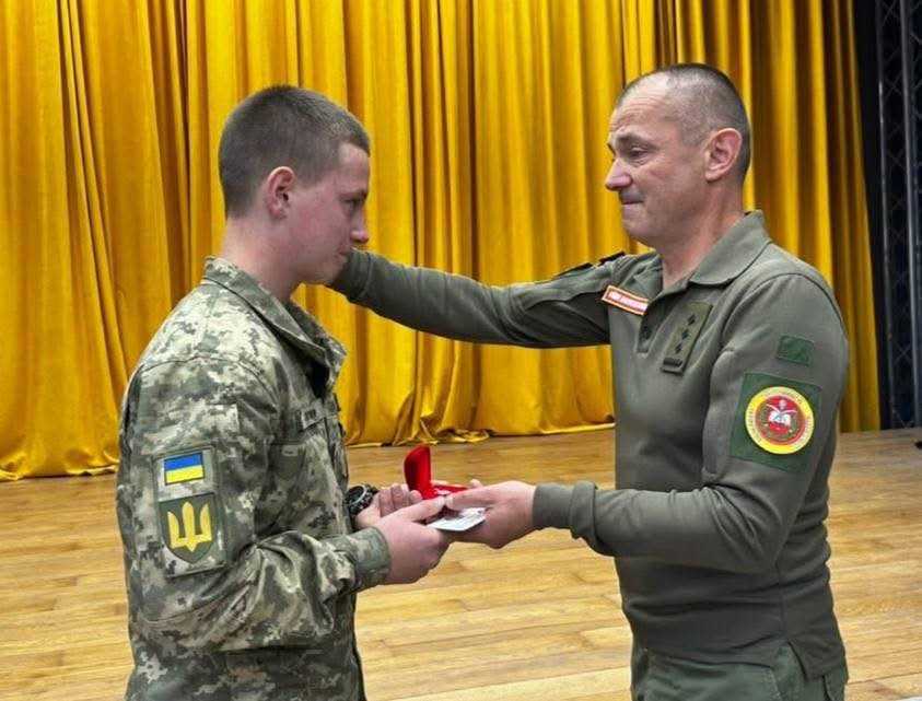 Синові загиблої медикині Марії Дихтяр вручили кулон-оберіг «Батьківське серце»