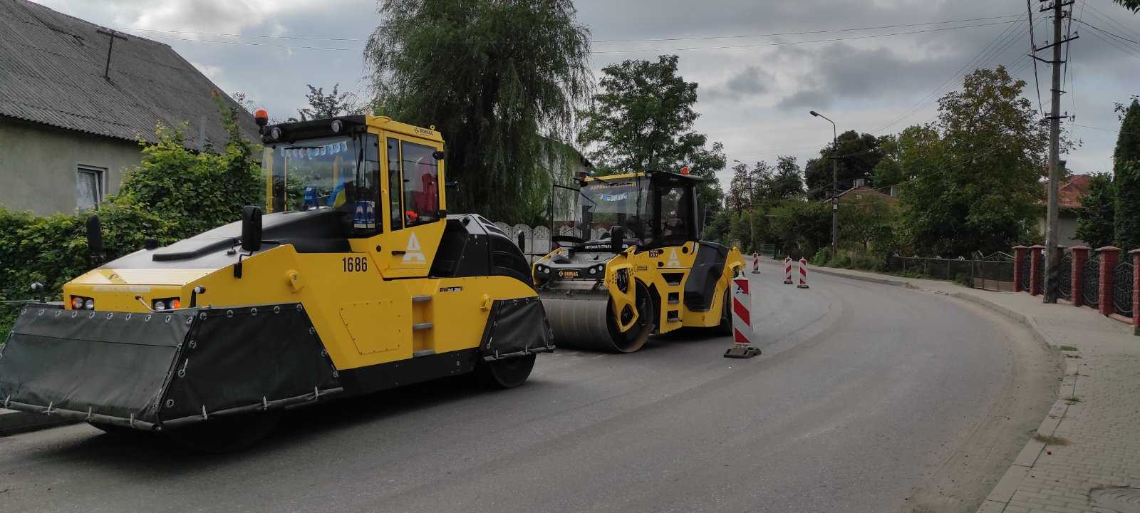 У Великих Мостах тривають роботи по влаштуванню верхнього шару асфальтобетонного дорожнього покриття
