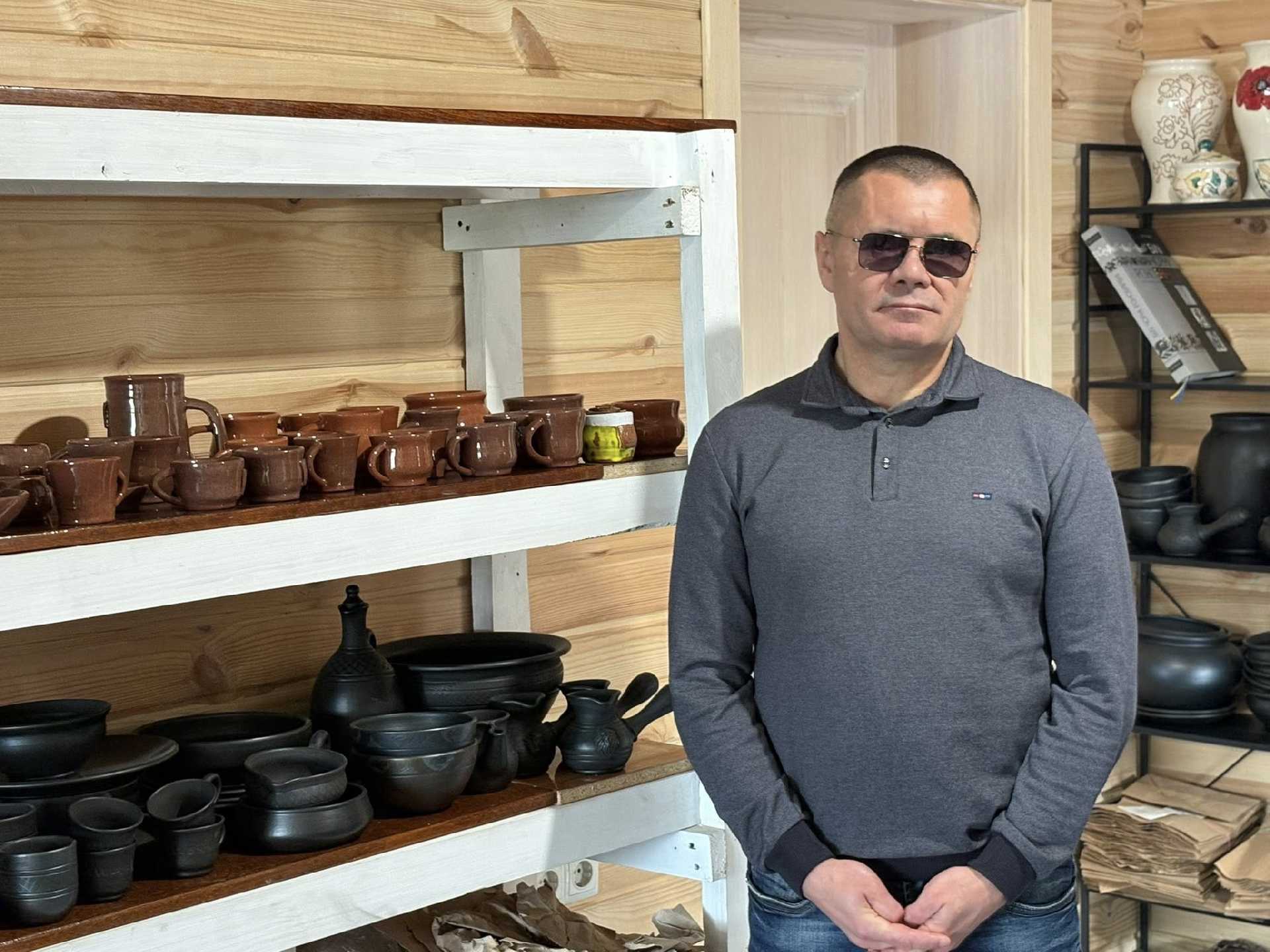 У Шептицькому ветеран війни — незрячий гончар — творить красу в темряві